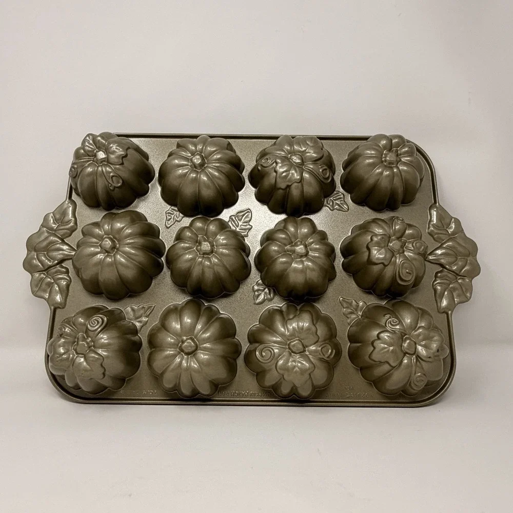 Williams-Sonoma Nordic Ware Cast Aluminum Pumpkin Patch Pan 12 NEW Mini Cakes